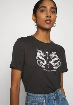 Even&Odd Hattie Mirrored Dragons Tee - T-Shirt Print - 801 - Anthracite 13 Even&Odd Hattie Mirrored Dragons Tee - T-Shirt Print - 801 - Anthracite -Modekleding Winkel 0bfbbb5a07384f34bb6d0611800c66fc