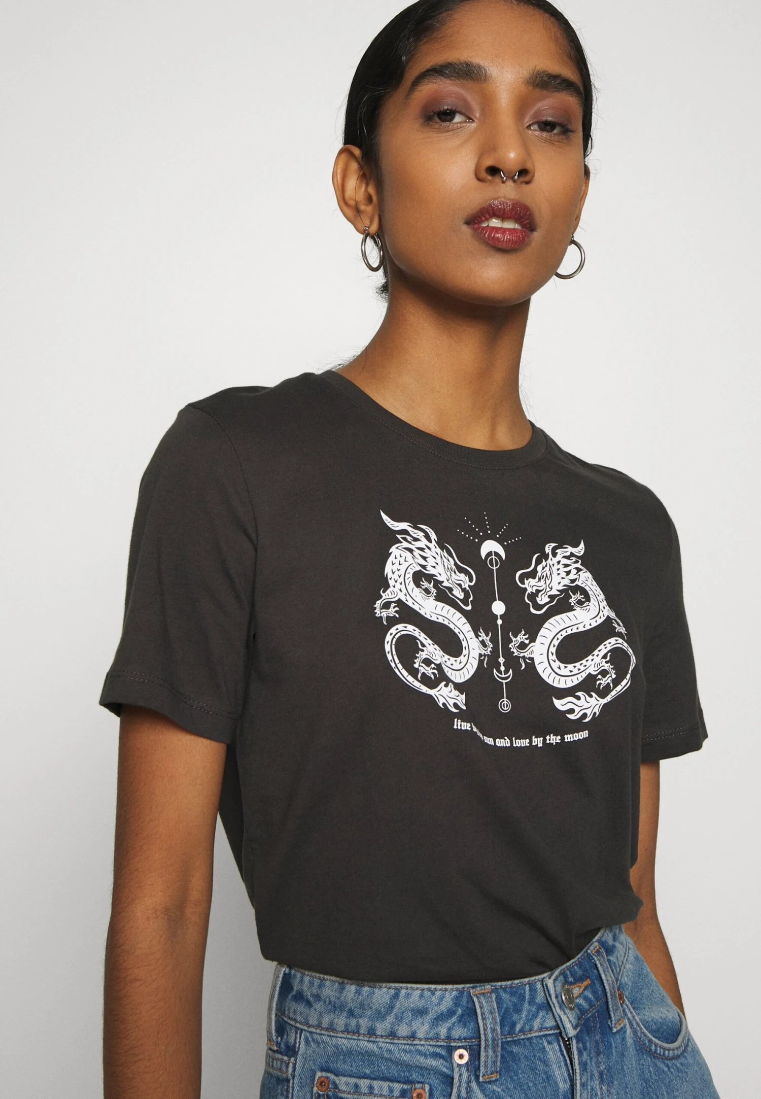 Even&Odd Hattie Mirrored Dragons Tee - T-Shirt Print - 801 - Anthracite 8 Even&Odd Hattie Mirrored Dragons Tee - T-Shirt Print - 801 - Anthracite - Afbeelding 6