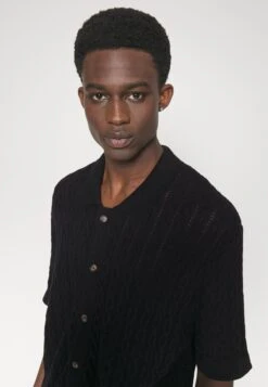 Les Deux Garrett Knitted Shirt - Vest - Black 11 Les Deux Garrett Knitted Shirt - Vest - Black -Modekleding Winkel 172728820d46405bbb4c7508f6220ee0