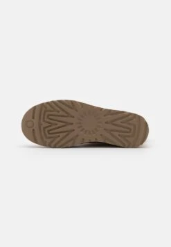 Ugg Classic Mini Logo Zip - Korte Laarzen - Chestnut -Modekleding Winkel 23c0bdf101914c4ba916f78c212125d4