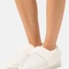 Pier One Pantoffels - White -Modekleding Winkel 2864e4084ba44a1bb33b5dc19bf72cc8