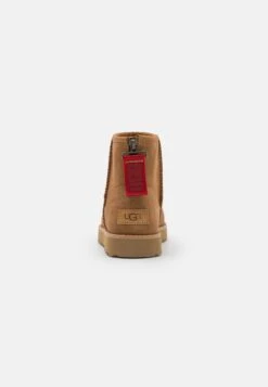 Ugg Classic Mini Logo Zip - Korte Laarzen - Chestnut -Modekleding Winkel 32018fa881d0416b9ff8c56586cf1ca5