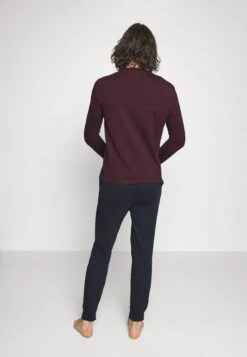 Pier One Pyjama -Dark Blue/Bordeaux 10 Pier One Pyjama -Dark Blue/Bordeaux -Modekleding Winkel 34a871e63fd34211ac4e777f2698adc7