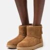 Ugg Classic Mini Logo Zip - Korte Laarzen - Chestnut -Modekleding Winkel 532a050e63994b8d8da8a740b65fd9a8