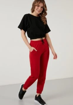 LELA Slim Fit - Trainingsbroek - Red 7 LELA Slim Fit - Trainingsbroek - Red -Modekleding Winkel 772a2a4f5c0142b88ed6e0d5a71138c6