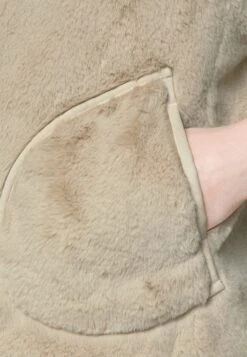 MARC CAIN Bodywarmer - Almond Milk -Modekleding Winkel 7cd14e8ad6fe4834a01639b80fc13efe