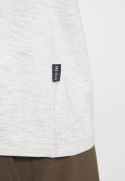 Pier One 5 Pack - T-Shirt Basic - Light Grey - 101_White - 001_Green - 602 -Modekleding Winkel 7d13067417124de684e97c638550a94b