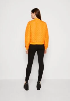 Noisy May Nmvivi- Bomberjacks - Vibrant Orange -Modekleding Winkel 904cb314623d43ab96b554a2d22b95ac
