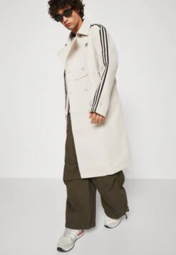 Adidas Originals 3 Stripe Coat Unisex - Trenchcoat - Beige -Modekleding Winkel 9bde2a46fb7e4e9dbe6c047bc2d8afdb