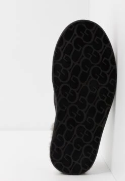 Ugg Scuff - Pantoffels - Black 12 Ugg Scuff - Pantoffels - Black -Modekleding Winkel a7d657a828814ad5b648a220729f64dd