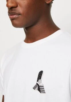 Kaotiko Washed Dreamlike Unisex - T-Shirt Print - White -Modekleding Winkel bdbd7ffb348f4637b4453f11625138be