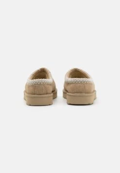 Ugg Tasman - Pantoffels - Mustard Seed/White 9 Ugg Tasman - Pantoffels - Mustard Seed/White -Modekleding Winkel c2f87fae95474bc597c678d01fed6684