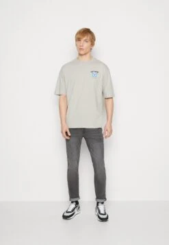 YOURTURN Get Lost Tee Unisex - T-Shirt Print - Grey 9 YOURTURN Get Lost Tee Unisex - T-Shirt Print - Grey -Modekleding Winkel c91cbb11f6624613b136c6df3a7c5d5c