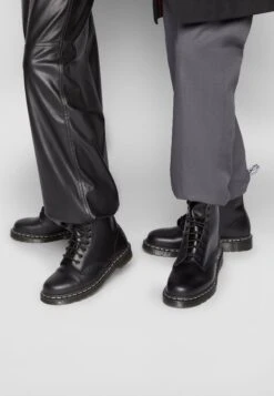 Dr. Martens 1460Boot - Veterboots - Black/White -Modekleding Winkel c91cd86114b04c94a9da0b3910d0bd2b