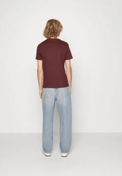 Pier One 5 Pack - T-Shirt Basic - Bordeaux/Light Grey/Brown -Modekleding Winkel d55cab10d6ca40b0b3ad8037a2f594fd