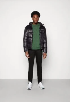 Racer Logo Puffer Jacket - Winterjas - Black 9 Racer Logo Puffer Jacket - Winterjas - Black -Modekleding Winkel da3bc8dba5e24eeca3367bafda6b664b