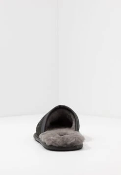 Ugg Scuff - Pantoffels - Black 11 Ugg Scuff - Pantoffels - Black -Modekleding Winkel da757aff0ffe4030af4ba8238bcf11e5