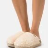 Ugg Fuzz Sugar - Pantoffels - Natural -Modekleding Winkel dacbaa059d464c96a98aeb961e3b81d7