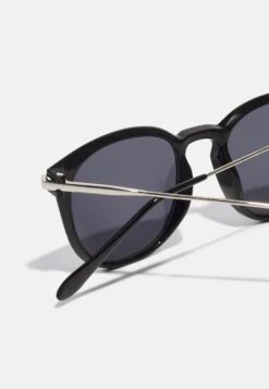 Pier One Zonnebril - Black 8 Pier One Zonnebril - Black -Modekleding Winkel e1238979fc144555bfd451a98b4e6bbf