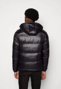 Racer Logo Puffer Jacket - Winterjas - Black 10 Racer Logo Puffer Jacket - Winterjas - Black -Modekleding Winkel e78a38b3e4de4a9ba68a9b40dfddf8cd